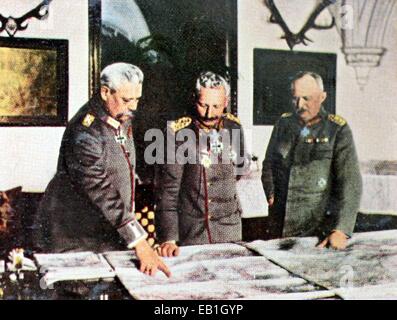 Das zeitgenössische eingefärbte deutsche Propaganda-Foto zeigt den Befehl der obersten Armee (OHL) bei einem Briefing in der OHL Sitz (in Bad Kreuznach?) im Jahr 1917: Chef des Generalstabs Paul von Hindenburg (L), Emperor Wilhelm II (C) und Quartermaster general Erich Ludendorff. : Fotoarchiv Neumann, - kein Draht-SERVICE – Stockfoto