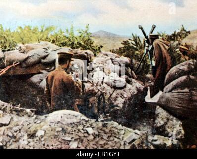 Das zeitgenössische eingefärbte deutsche Propaganda-Foto zeigt japanische Artillerie außerhalb von Qingdao während der Belagerung des deutschen Protektorats in der chinesischen Region Kiautschou im Herbst 1914. : Fotoarchiv Neumann - kein Draht-SERVICE Stockfoto