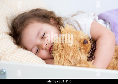 Hübsche junge Mädchen im Bett schläft Stockfoto