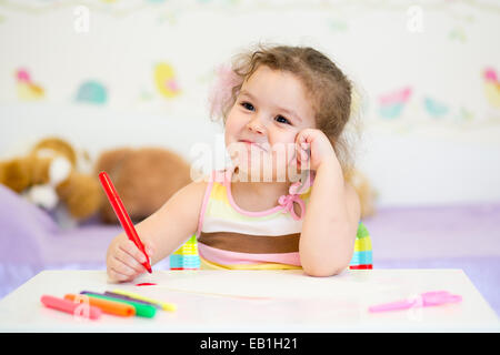 Kleines Mädchen malt im Kindergarten zu Hause Stockfoto