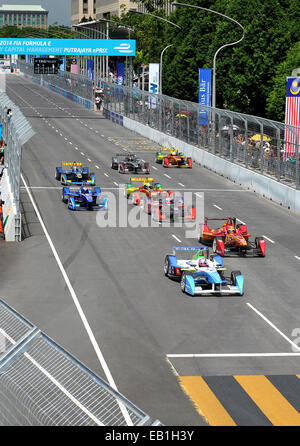 Jarno Trulli (ITA), Trulli Racing, Nelson Piquet (Brasilien), China Racing und dem Rest des Feldes in einer Schaltung anzeigen FIA Formula E in Putrajaya, Malaysia. Formel E - Bild ist Gebühr haftet - Copyright © ATP Thinakaran SHANMUGAM - JAPAN - Stockfoto