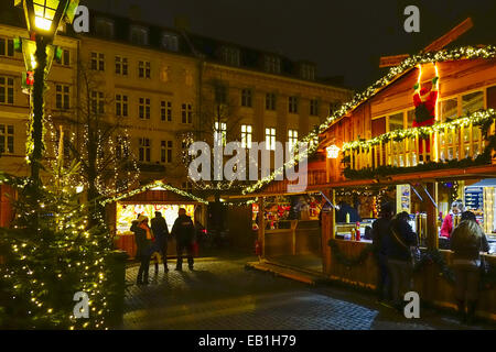 Weihnachtsmarkt Auf Dem Hbro Plads, Buchforst, Kopenhagen, Region Hovedstaden, Dänemark, Europa Stockfoto