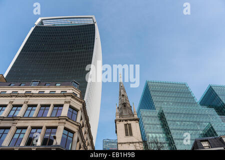 Kirche St. Margaret Pattens unter modernen Büros in der City of London Stockfoto