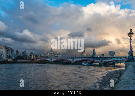 Blackfriars Bridge und die Skyline der City of London mit Wolken und das Ende einer Wetterfront auf der Durchreise Stockfoto