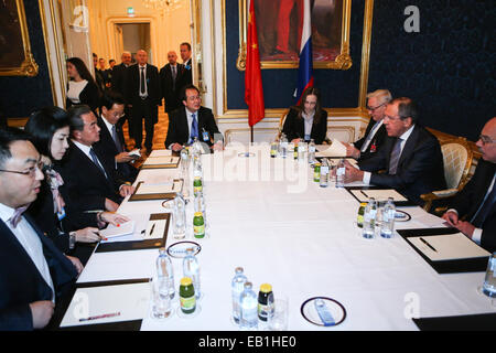 Wien, Österreich. 24. November 2014. Chinesischen Außenminister Wang Yi(3rd, L) trifft sich mit seinem russischen Amtskollegen Sergei Lavrov(2nd, R) im Palais Coburg, Austragungsort der Atomgespräche in Wien, Österreich, 24. November 2014. © Zhang Fan/Xinhua/Alamy Live-Nachrichten Stockfoto