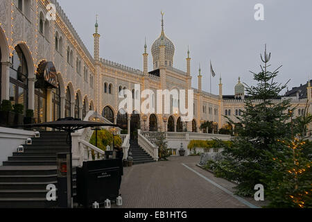 Weihnachtlich Erleuchtetes Restaurant Nimb in Tivoli, Kopenhagen, Dänemark, Europa... Stockfoto