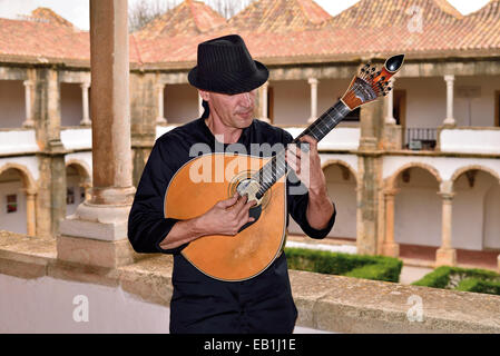 Portugal, Algarve: Musiker João Cuña spielen die Guitarra Portuguesa im Kreuzgang des Museu Municipial in Faro Stockfoto