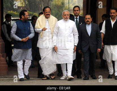 Neu-Delhi, indischen Parlament in Neu-Delhi. 24. November 2014. Indian Prime Minister Narendra Modi (C), flankiert von seinem Kabinettskollegen Mukhtar Abbas Naqvi(1st L) Venkaiah Naidu (2 L), Rajiv Pratap Rudy (R) und Indien Minister of State Dr. Jitendra Singh, kommt am Tag Eröffnung der Wintersession des indischen Parlaments in Neu-Delhi, Indien auf 24. November 2014. © Partha Sarkar/Xinhua/Alamy Live-Nachrichten Stockfoto