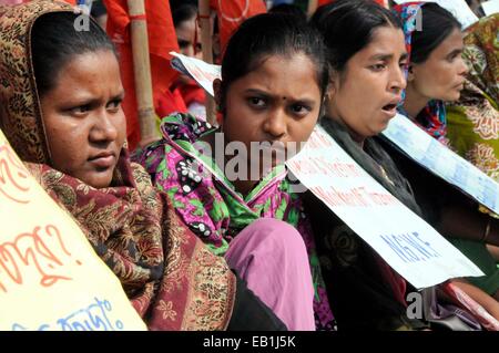 Dhaka, 24. Nov.. 24. November 2012. Angehörigen der Opfer in einem Feuerunfall in der Textilfabrik Tazreen Verstorbenen trauern während einer Demonstration fordern angemessene Entschädigung vor dem National Press Club in Dhaka, Bangladesch, 24. November 2014. Mindestens 111 Personen wurden getötet, nachdem eine verheerende Fabrik Feuer bei Tazreen Fashion Limited am Stadtrand von Dhaka am 24. November 2012. © Shariful Islam/Xinhua/Alamy Live-Nachrichten Stockfoto