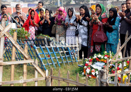 Dhaka, 24. Nov.. 24. November 2012. Angehörige der Opfer, die in einem Feuerunfall in der Textilfabrik Tazreen und Überlebenden beten zum zweijährigen Jubiläum des Unfalls in Dhaka, Bangladesh, 24. November 2014 gestorben. Mindestens 111 Personen wurden getötet, nachdem eine verheerende Fabrik Feuer bei Tazreen Fashion Limited am Stadtrand von Dhaka am 24. November 2012. © Shariful Islam/Xinhua/Alamy Live-Nachrichten Stockfoto