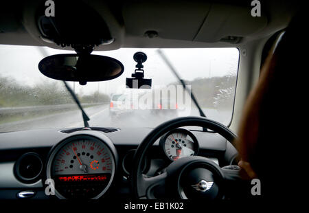 Fahren auf der Autobahn bei sehr schlechtem Wetter mit einer Videokamera Dashcam Auto Windschutzscheibe Stockfoto