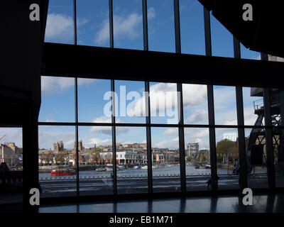 Bristol, England: 1. November 2014: Blick durch die Fenster vom MShed Waterfront Museum über den Hafen schweben die Stockfoto