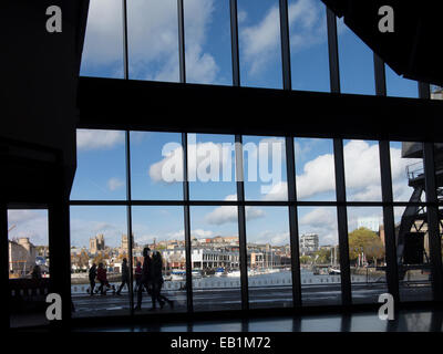 Bristol, England: 1. November 2014: Blick durch die Fenster vom MShed Waterfront Museum über den Hafen schweben die Stockfoto