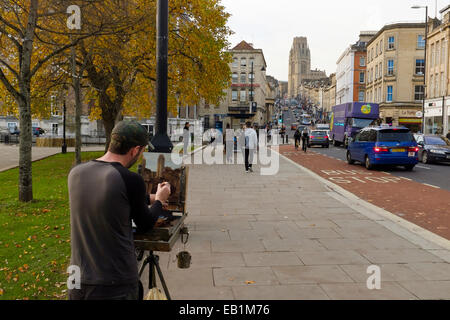 Bristol, England - 31. Oktober 2014: Künstler malen auf einer Leinwand die Aussicht vom College Green Park Straße hinauf. Stockfoto