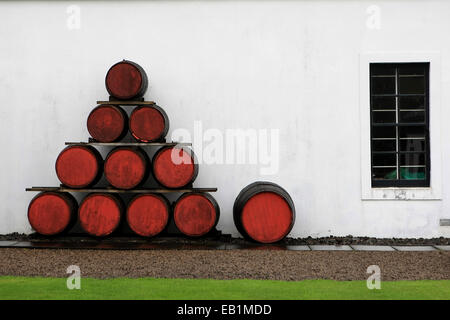 Zusammensetzung der alten roten Holzfässern Whiskey in der Isle of Arran Distillery.Lochranza,Scotland,UK Stockfoto