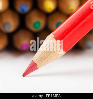 roter Buntstift zeichnet oder schreiben auf weißes Papier, Buntstifte als Hintergrund Stockfoto