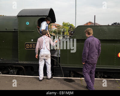 die Mannschaft des Jahrgangs Dampf Lok 2857 mit Severn Valley Railway, Kidderninster, UK Stockfoto