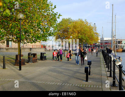 Bristol, England - 31. Oktober 2014: Menschen zu Fuß auf Hanover Quay in den Kanon Sumpfgebiet der alten Docks. Stockfoto