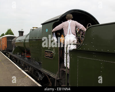 die Mannschaft des Jahrgangs Dampf Lok 2857 mit Severn Valley Railway, Kidderninster, UK Stockfoto