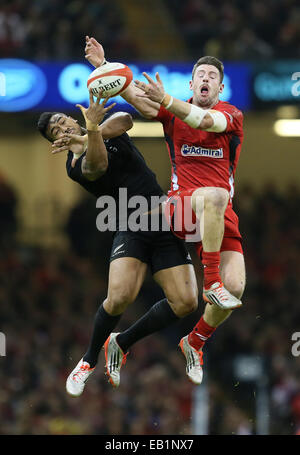 Cardiff, UK. 22. November 2014. Julian Savea von Neuseeland und Alex Cuthbert Wales Challenge für Besitz - Herbst-Test-Serie - Wales Vs New Zealand - Millennium Stadium - Cardiff - Wales 22. November 2014 © Csm/Alamy Live-Nachrichten Stockfoto