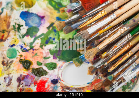 Pinsel auf Künstler-palette Stockfoto