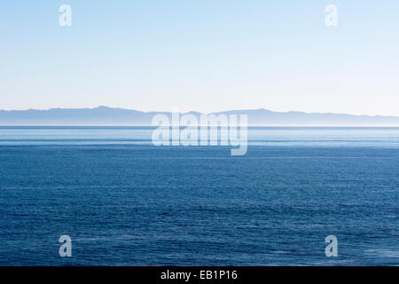 Eine schöne frühmorgens Ansicht von Santa Cruz in Santa Barbara mit einem leichten rosa Inversionsschicht säumen den Horizont von Stockfoto