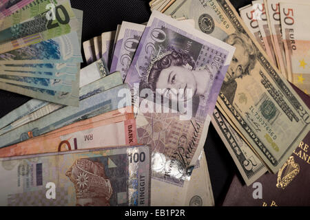 Geldscheine, US-Dollar, NZ Dollar malaysische Ringitts, Britisches Pfund, Euro und irischen Pass Stockfoto