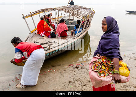 Hindu-Pilger machen Sie eine Bootsfahrt auf dem heiligen Fluss Ganges, Varanasi, Uttar Pradesh, Indien Stockfoto