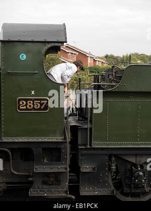 die Mannschaft des Jahrgangs Dampf Lok 2857 mit Severn Valley Railway, Kidderninster, UK Stockfoto