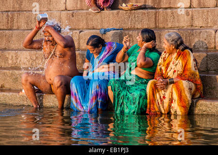 Hindu-Pilger Baden In den heiligen Fluss Ganges, Varanasi, Uttar Pradesh, Indien Stockfoto