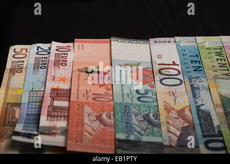 Geldscheine, NZ Dollar, malaysische Ringitts, britische Pfund, US Dollar, Euro, Stockfoto