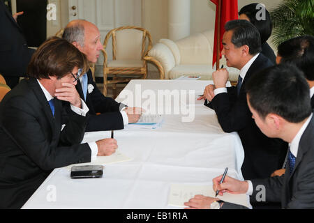 Wien, Österreich. 24. November 2014. Chinesischen Außenminister Wang Yi (2., R) trifft sich mit der französische Außenminister Laurent Fabius (2., L) im Palais Coburg, Austragungsort der Atomgespräche in Wien, Österreich, 24. November 2014. © Zhang Fan/Xinhua/Alamy Live-Nachrichten Stockfoto