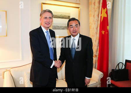 Wien, Österreich. 24. November 2014. Chinesischen Außenminister Wang Yi(R) trifft sich mit seiner britischen Außenminister Philip Hammond im Palais Coburg, Austragungsort der Atomgespräche in Wien, Österreich, 24. November 2014. © Zhang Fan/Xinhua/Alamy Live-Nachrichten Stockfoto