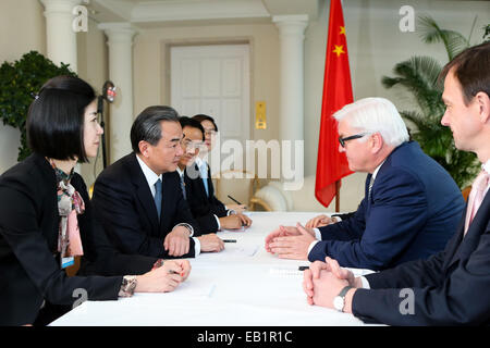 Wien, Österreich. 24. November 2014. Chinesischen Außenminister Wang Yi (2., L) trifft sich mit Bundesaußenminister Frank-Walter Steinmeier (2., R) im Palais Coburg, Austragungsort der Atomgespräche in Wien, Österreich, 24. November 2014. © Zhang Fan/Xinhua/Alamy Live-Nachrichten Stockfoto