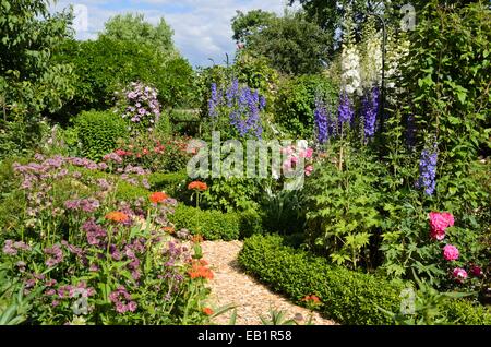 Große masterwort (astilbe), malteserkreuz (Lupinus chalcedonica Syn. silene chalcedonica), Rittersporn (delphinium elatum) und Rosen (Rosa). Stockfoto