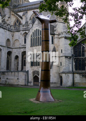 Kuratiert von Galerie Pangolin, wurde Tiegel 2 eine Skulpturenausstellung, internationalen Arbeit in der Kathedrale von Gloucester. Stockfoto