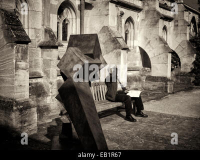 Kuratiert von Galerie Pangolin, wurde Tiegel 2 eine Skulpturenausstellung, internationalen Arbeit in der Kathedrale von Gloucester. Stockfoto