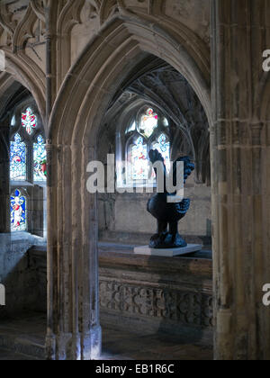 Kuratiert von Galerie Pangolin, wurde Tiegel 2 eine Skulpturenausstellung, internationalen Arbeit in der Kathedrale von Gloucester. Stockfoto