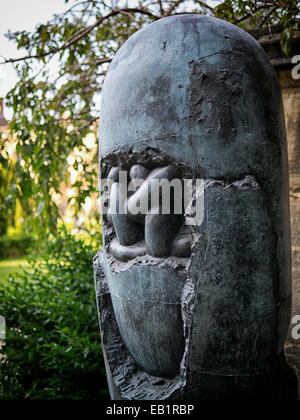 Kuratiert von Galerie Pangolin, wurde Tiegel 2 eine Skulpturenausstellung, internationalen Arbeit in der Kathedrale von Gloucester. Stockfoto