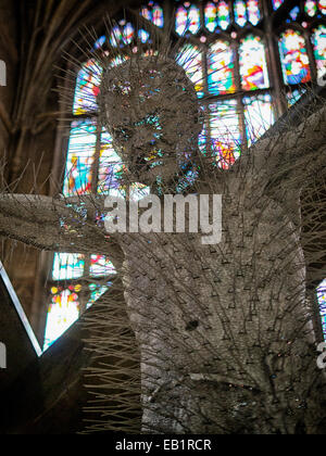 Kuratiert von Galerie Pangolin, wurde Tiegel 2 eine Skulpturenausstellung, internationalen Arbeit in der Kathedrale von Gloucester. Stockfoto