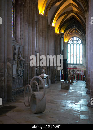 Kuratiert von Galerie Pangolin, wurde Tiegel 2 eine Skulpturenausstellung, internationalen Arbeit in der Kathedrale von Gloucester. Stockfoto