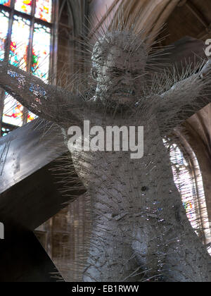 Kuratiert von Galerie Pangolin, wurde Tiegel 2 eine Skulpturenausstellung, internationalen Arbeit in der Kathedrale von Gloucester. Stockfoto