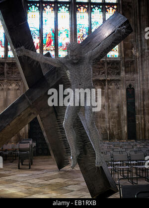 Kuratiert von Galerie Pangolin, wurde Tiegel 2 eine Skulpturenausstellung, internationalen Arbeit in der Kathedrale von Gloucester. Stockfoto