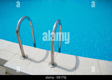 Pool mit Treppe und entspannende Wasser blau Stockfoto