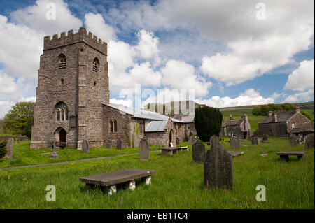 Pfarrkirche St. Oswald, Horton in Ribblesdale, mit Penyghent im Hintergrund. Yorkshire, Vereinigtes Königreich. Stockfoto