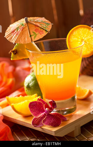 Einen leckeren Mai Tai cocktail inmitten der tropischen Tiki Hütte. Stockfoto