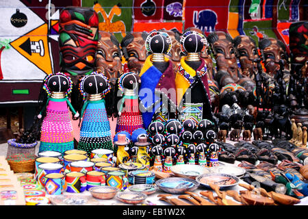 Einen Marktstand mit bunten afrikanischen Kunsthandwerk. Stockfoto