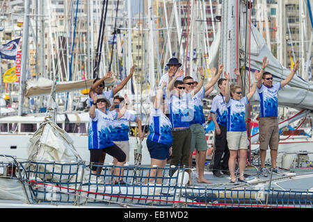 Gran Canaria, Kanarische Inseln, Spanien. 24. November 2014. Yachten-begeben Sie sich auf die Startlinie der ARC (The Atlantic Rally for Cruisers) Rennen/Atlantiküberquerung, Las Palmas, Gran Canaria beginnt und endet in Rodney Bay auf Santa Lucia in der Karibik. Über 180 Yachten aus 29m Ländern soll das weltweit größte Transocean-Segel-Event, jetzt im 29. Jahr beginnen. Bildnachweis: ALANDAWSONPHOTOGRAPHY/Alamy Live-Nachrichten Stockfoto