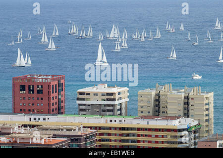 Gran Canaria, Kanarische Inseln, Spanien. 24. November 2014. Blick vom hohen Stadt Aussichtspunkt in Las Palmas als begeben Sie sich auf die Startlinie der ARC (The Atlantic Rally for Cruisers) Rennen/Atlantiküberquerung Yachten, Las Palmas, Gran Canaria beginnt und endet in Rodney Bay auf Santa Lucia in der Karibik. Über 180 Yachten aus 29m Ländern soll das weltweit größte Transocean-Segel-Event, jetzt im 29. Jahr beginnen. Bildnachweis: ALANDAWSONPHOTOGRAPHY/Alamy Live-Nachrichten Stockfoto