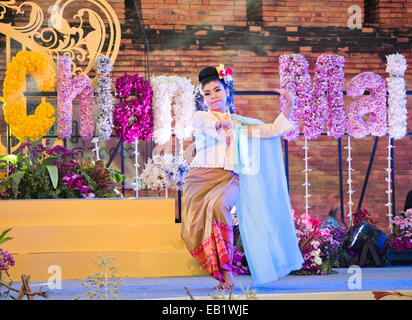 Eine Frau im traditionellen Kostüm tanzen während der Chiang Mai Flower Festival in Thailand Stockfoto